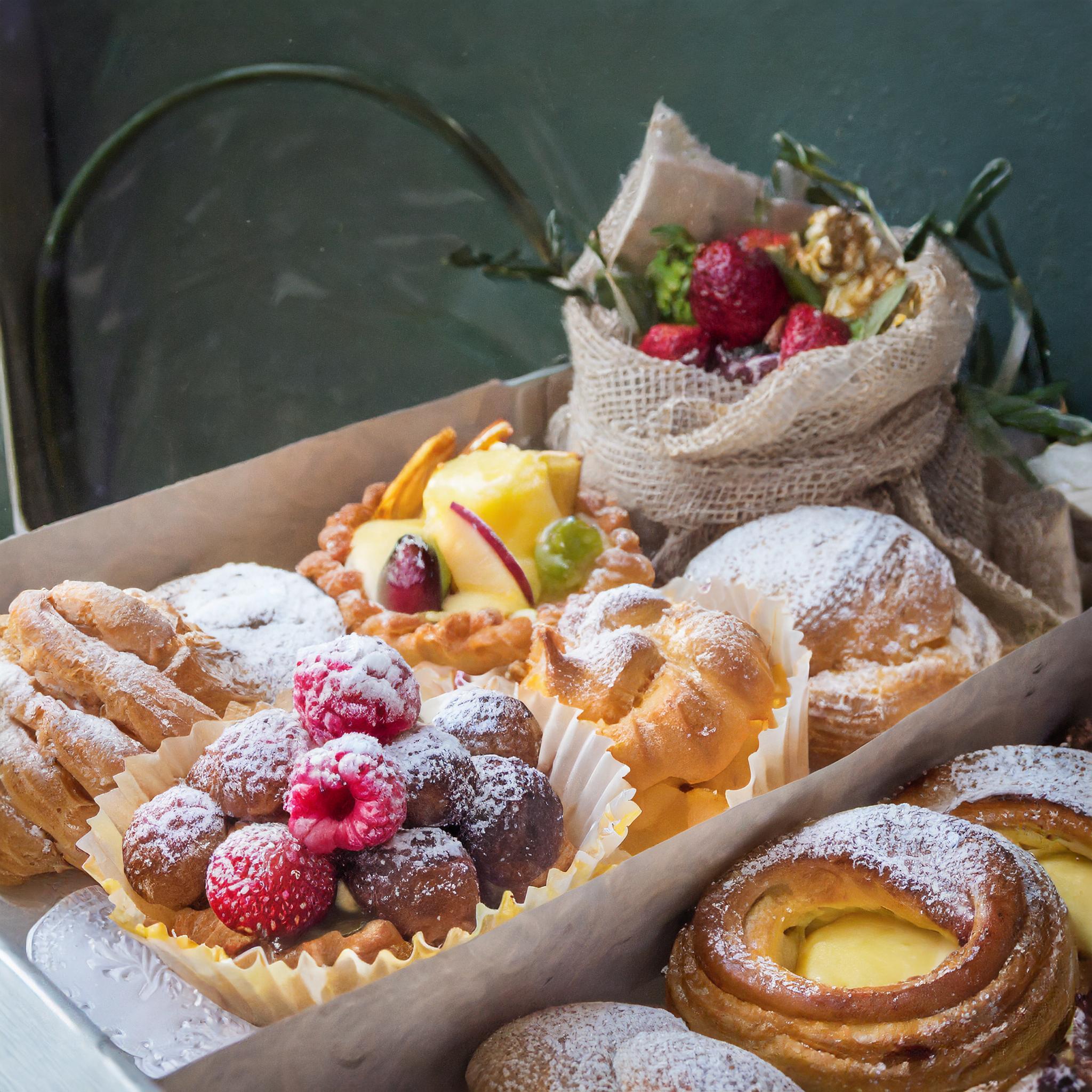 Eiscreme-Auswahl mit verschiedenen Geschmacksrichtungen, elegant präsentiert