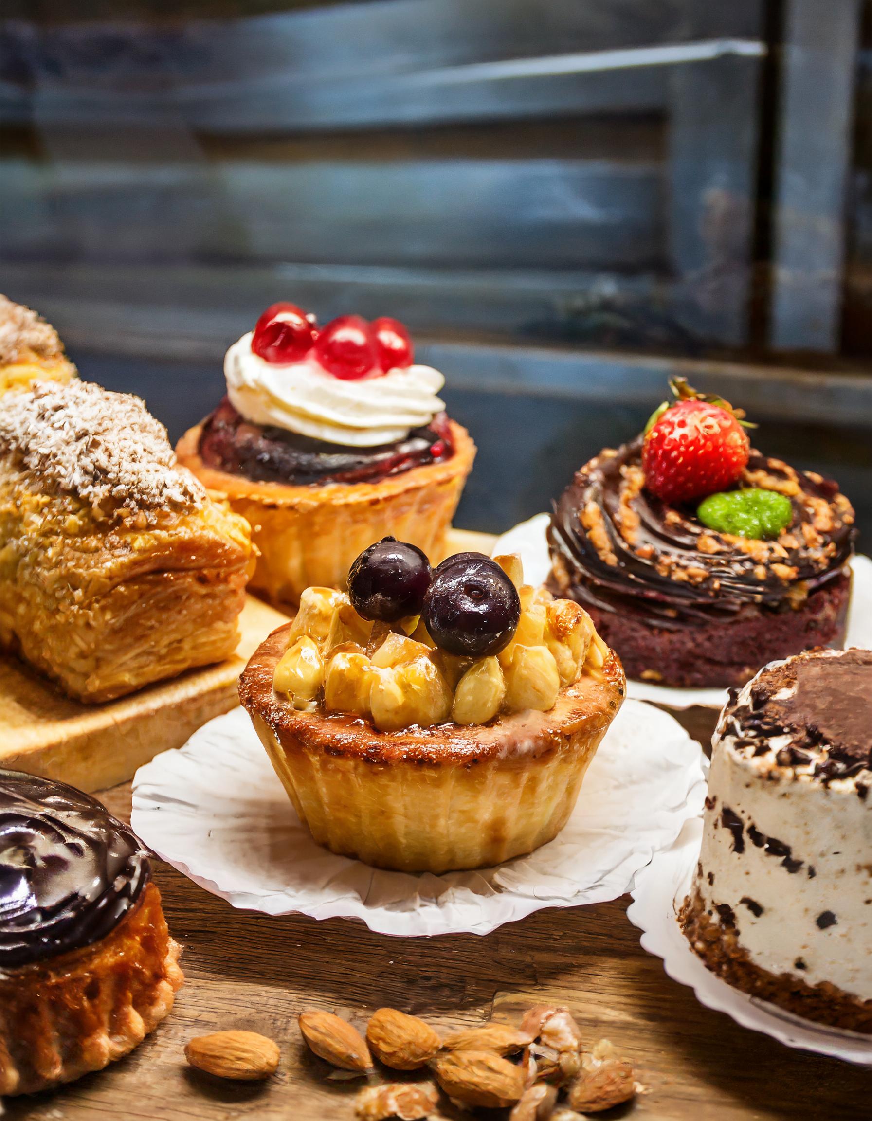 Eine Auswahl an exquisiten Eissorten, stilvoll angerichtet.