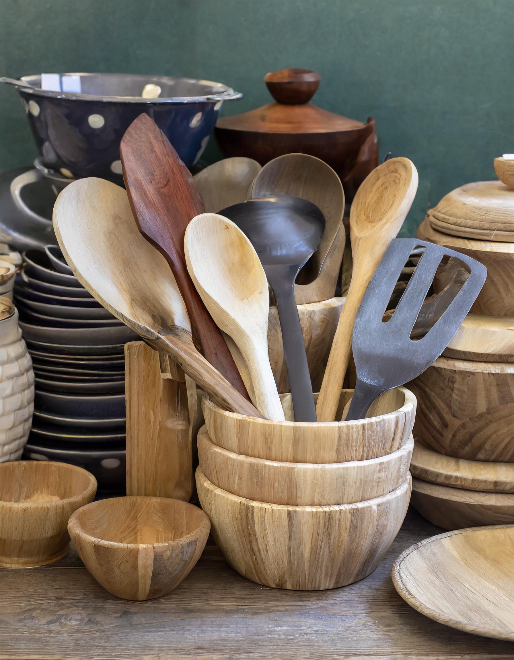 Ein eleganter Eislöffel, der in cremiges Eis taucht.